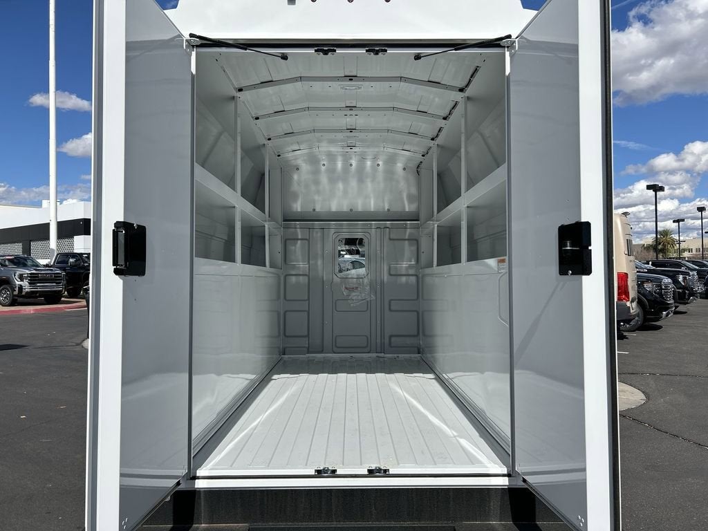 2025 GMC Savana Cutaway 3500 1WT