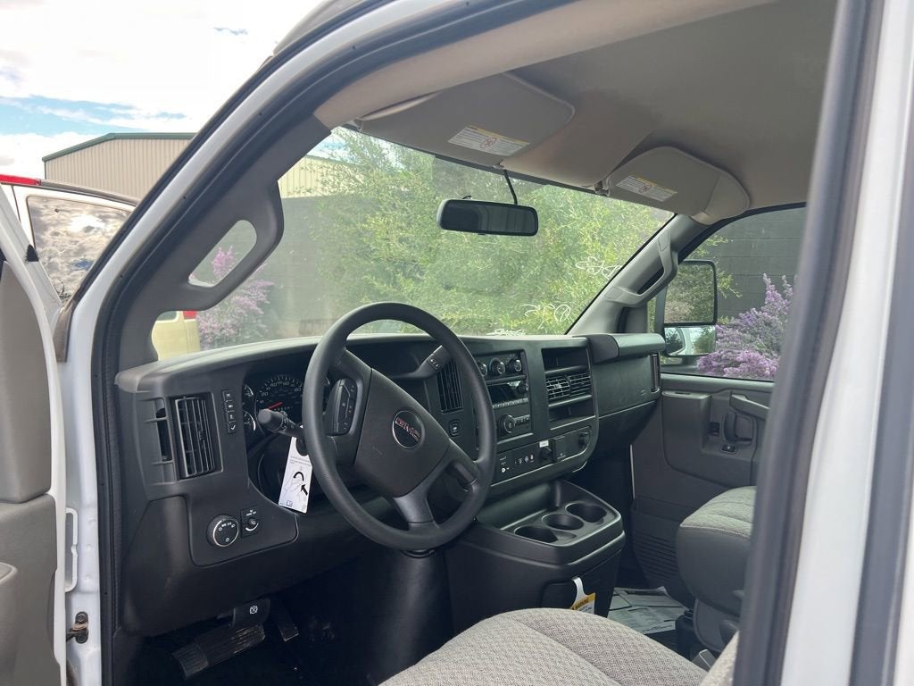 2025 GMC Savana Cutaway 3500 1WT