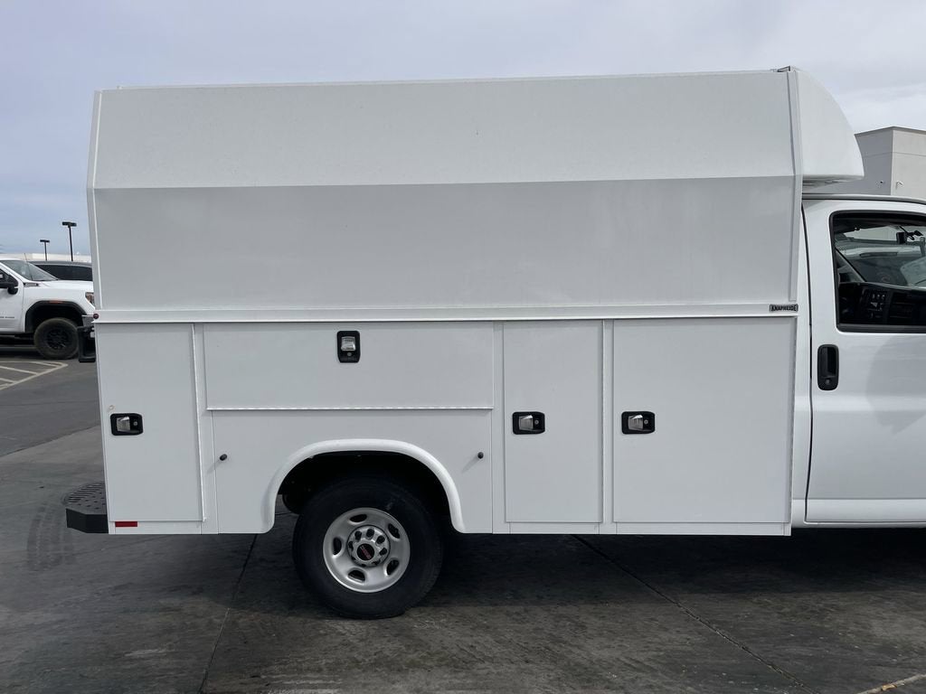 2025 GMC Savana Cutaway 3500 1WT