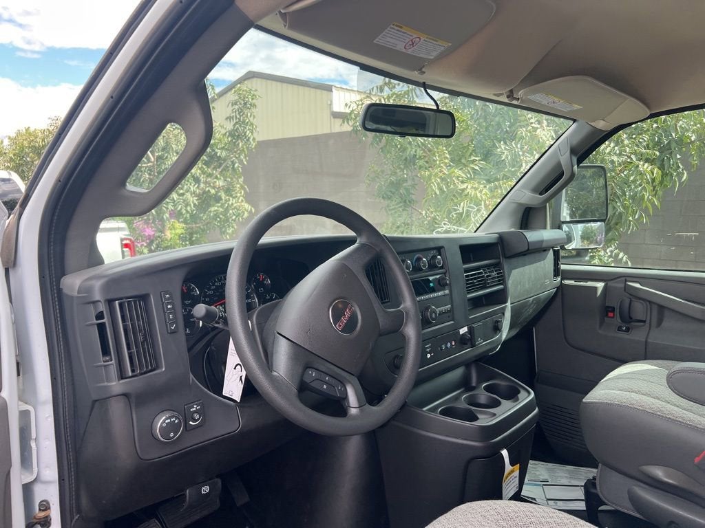 2025 GMC Savana Cutaway 3500 1WT