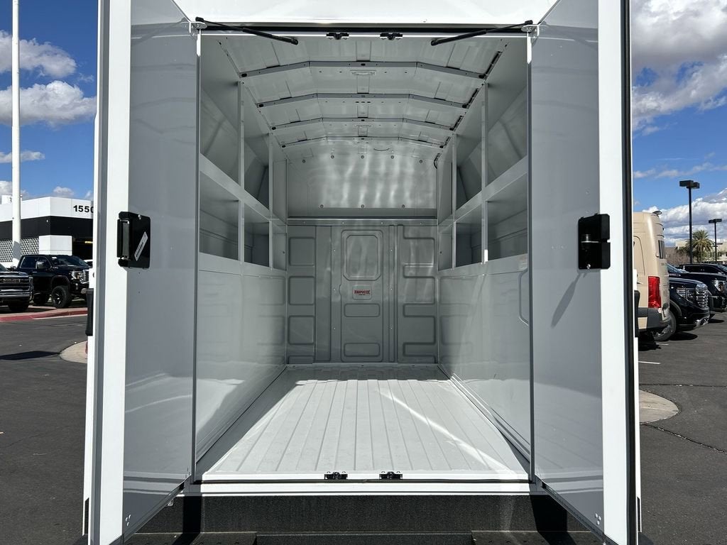 2025 GMC Savana Cutaway 3500 1WT