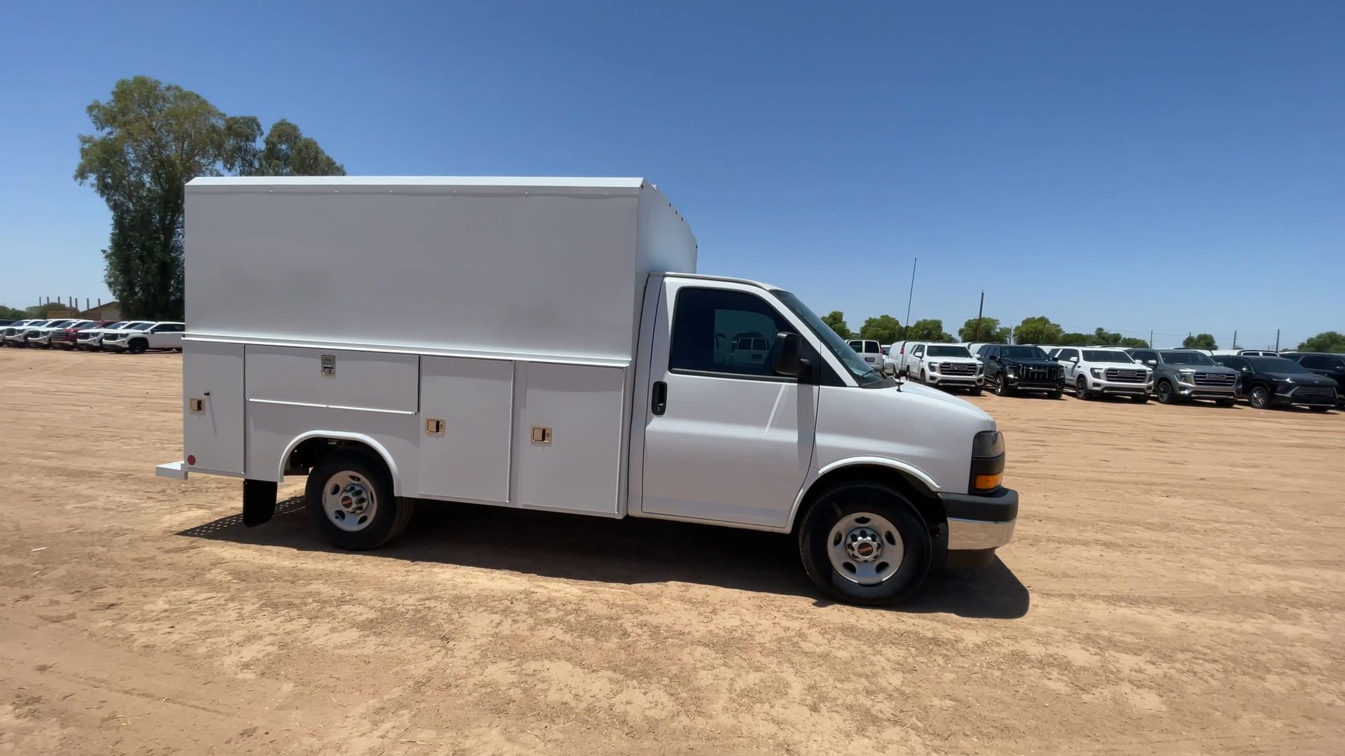 2025 GMC Savana Cutaway 3500 1WT