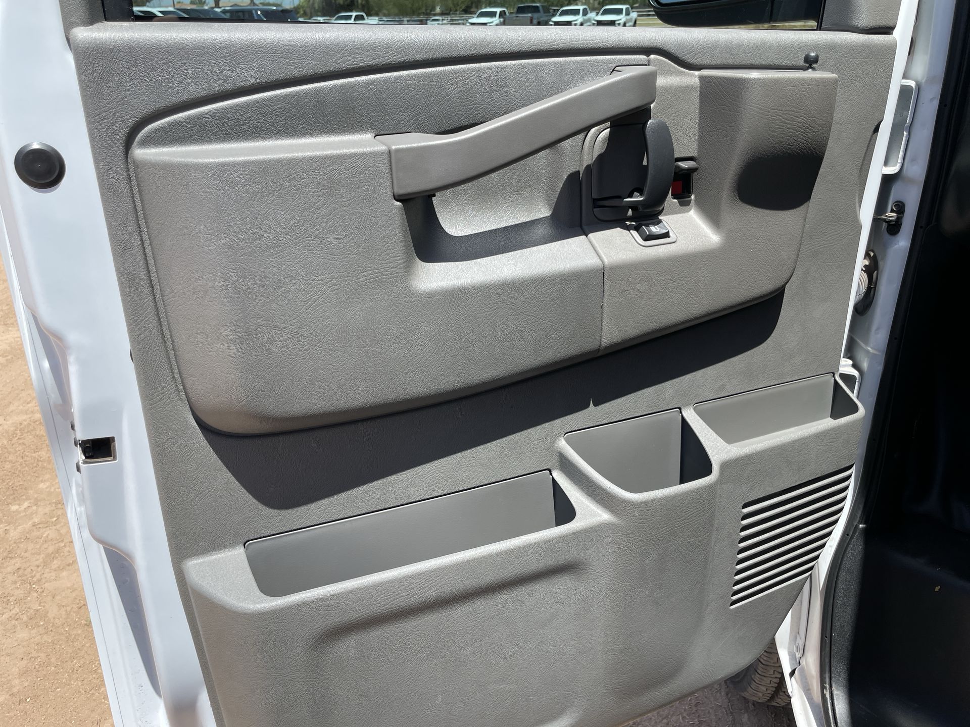 2025 GMC Savana Cutaway 3500 1WT