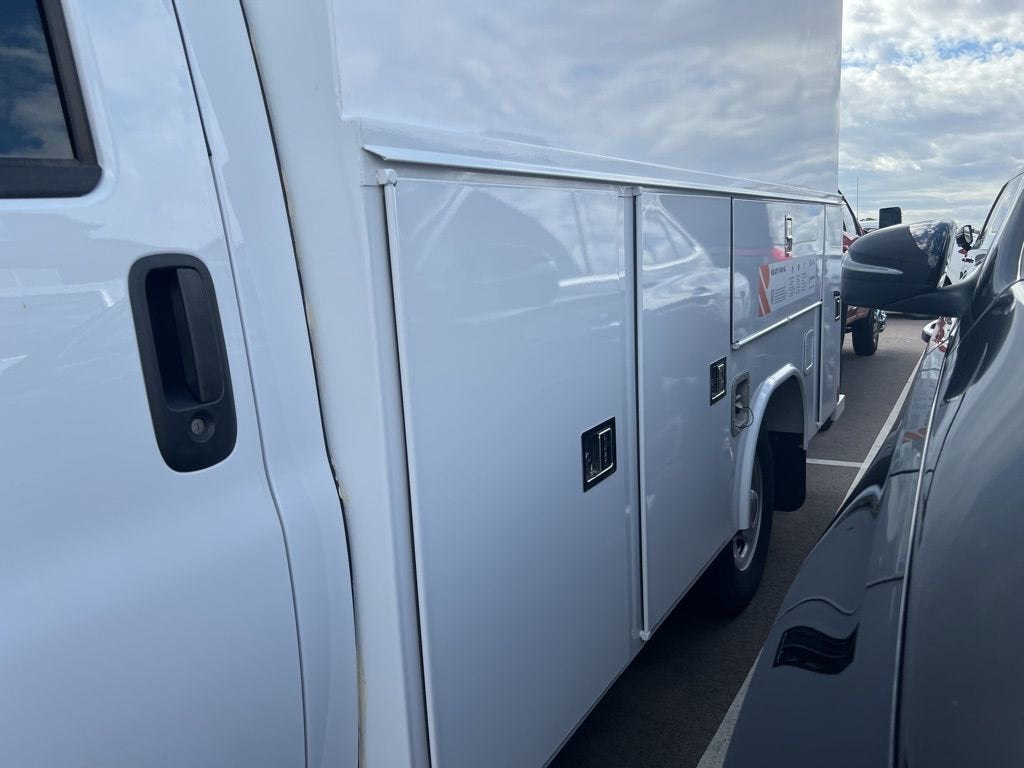 2025 GMC Savana Cutaway 3500 1WT