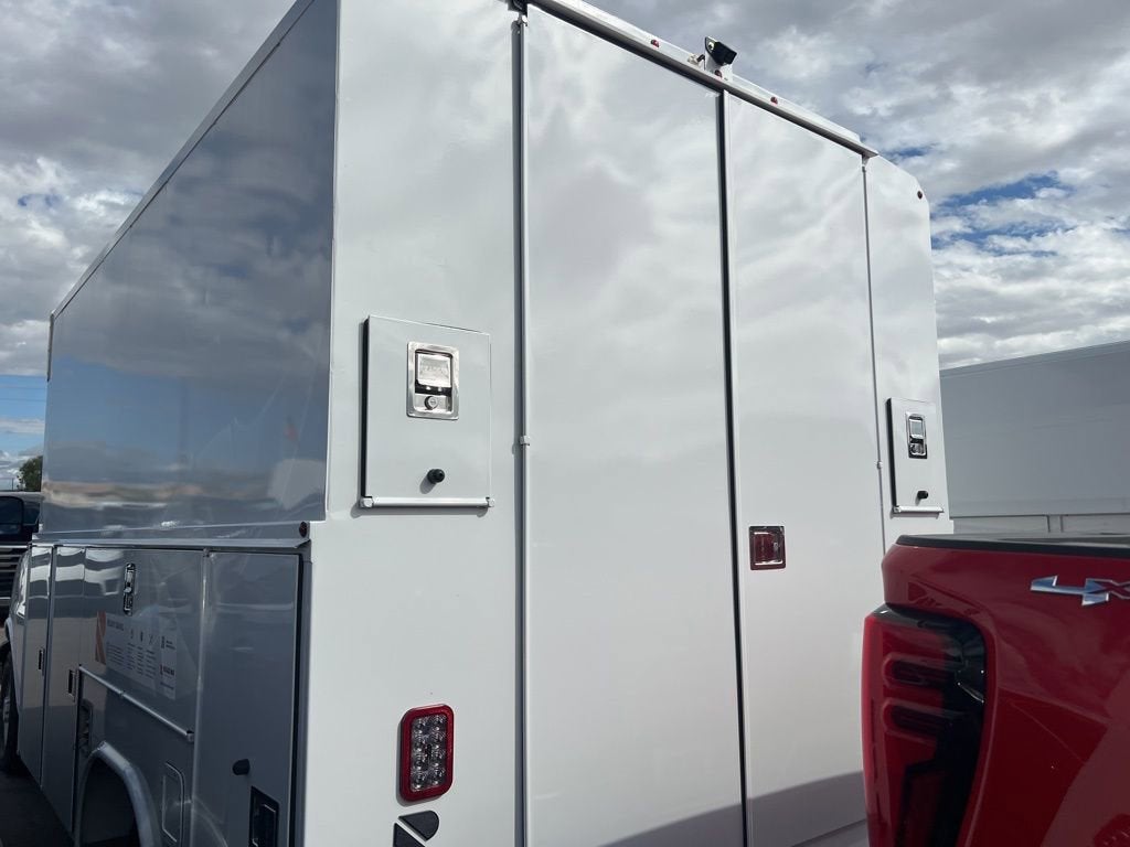 2025 GMC Savana Cutaway 3500 1WT