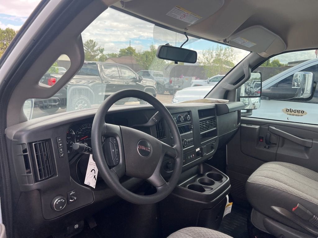 2025 GMC Savana Cutaway 3500 1WT