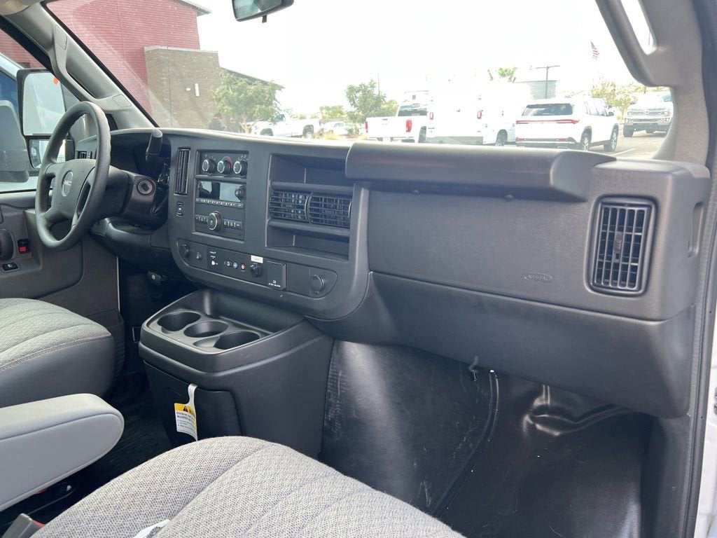 2025 GMC Savana Cutaway 3500 1WT