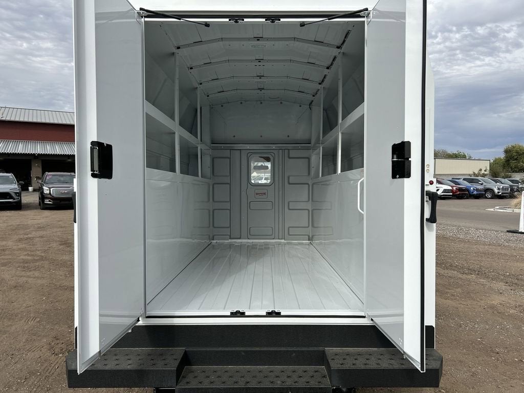 2025 GMC Savana Cutaway 3500 1WT
