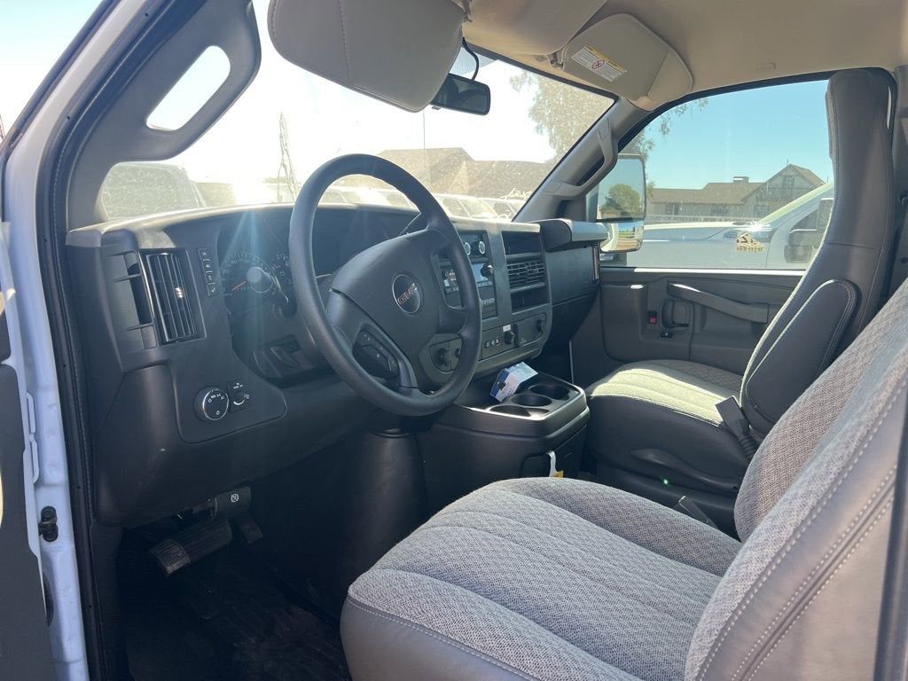 2025 GMC Savana Cutaway 3500 1WT