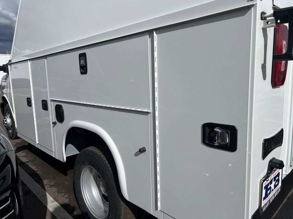 2025 GMC Savana Cutaway 3500 1WT