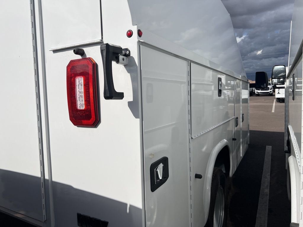 2025 GMC Savana Cutaway 3500 1WT