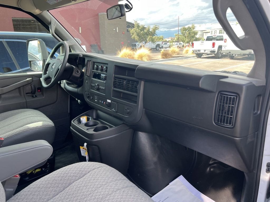 2025 GMC Savana Cutaway 3500 1WT