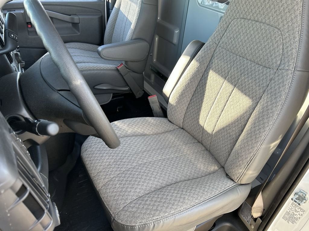 2025 GMC Savana Cutaway 3500 1WT