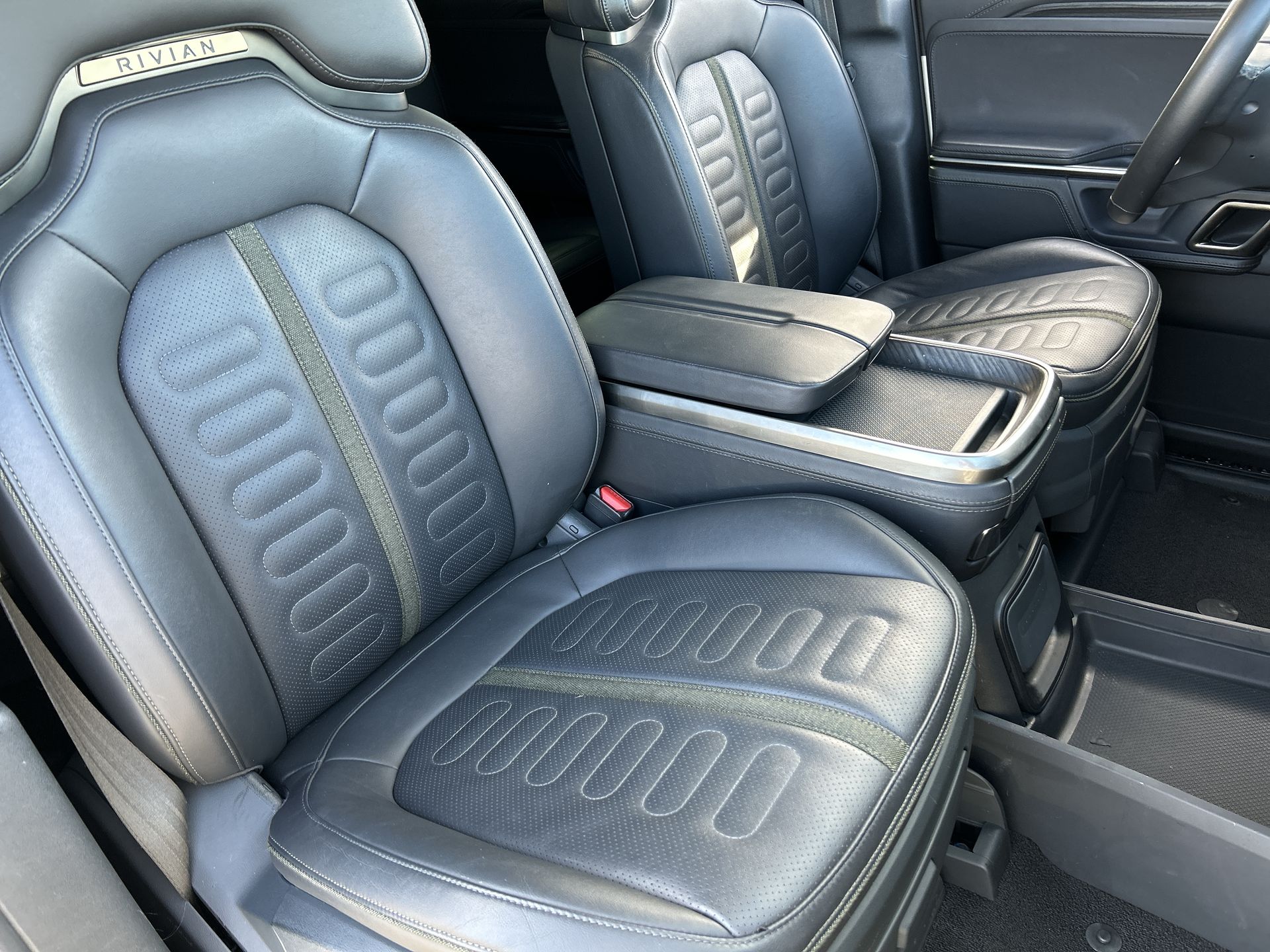 2023 RIVIAN R1S Adventure